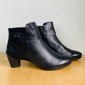 NWOT, ECCO, womens black leather zipper booties, 10.5.